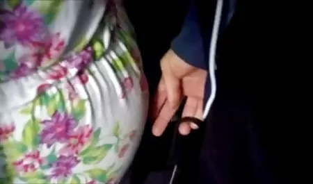 કાળા વાળ વાળી છોકરી સાથે ચશ્મા નહીં fucked બાથરૂમમાં pornografia