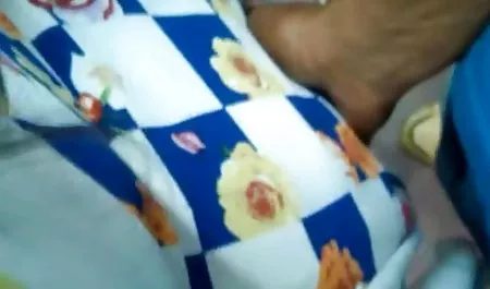 ડિપિંગ આફ્રિકન બાળક આઉટડોર fucked સુંદર porono